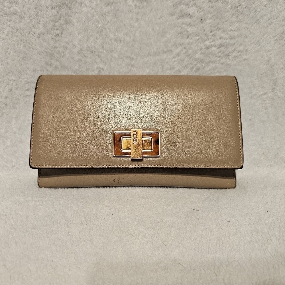 🔥EUC FENDI PEEKABOO WALLET ON CHAIN